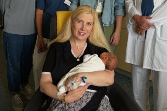 La princesa alemana Josefa von Hohenzollern con su hijo Leopold en brazos