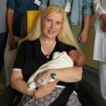 La princesa alemana Josefa von Hohenzollern con su hijo Leopold en brazos