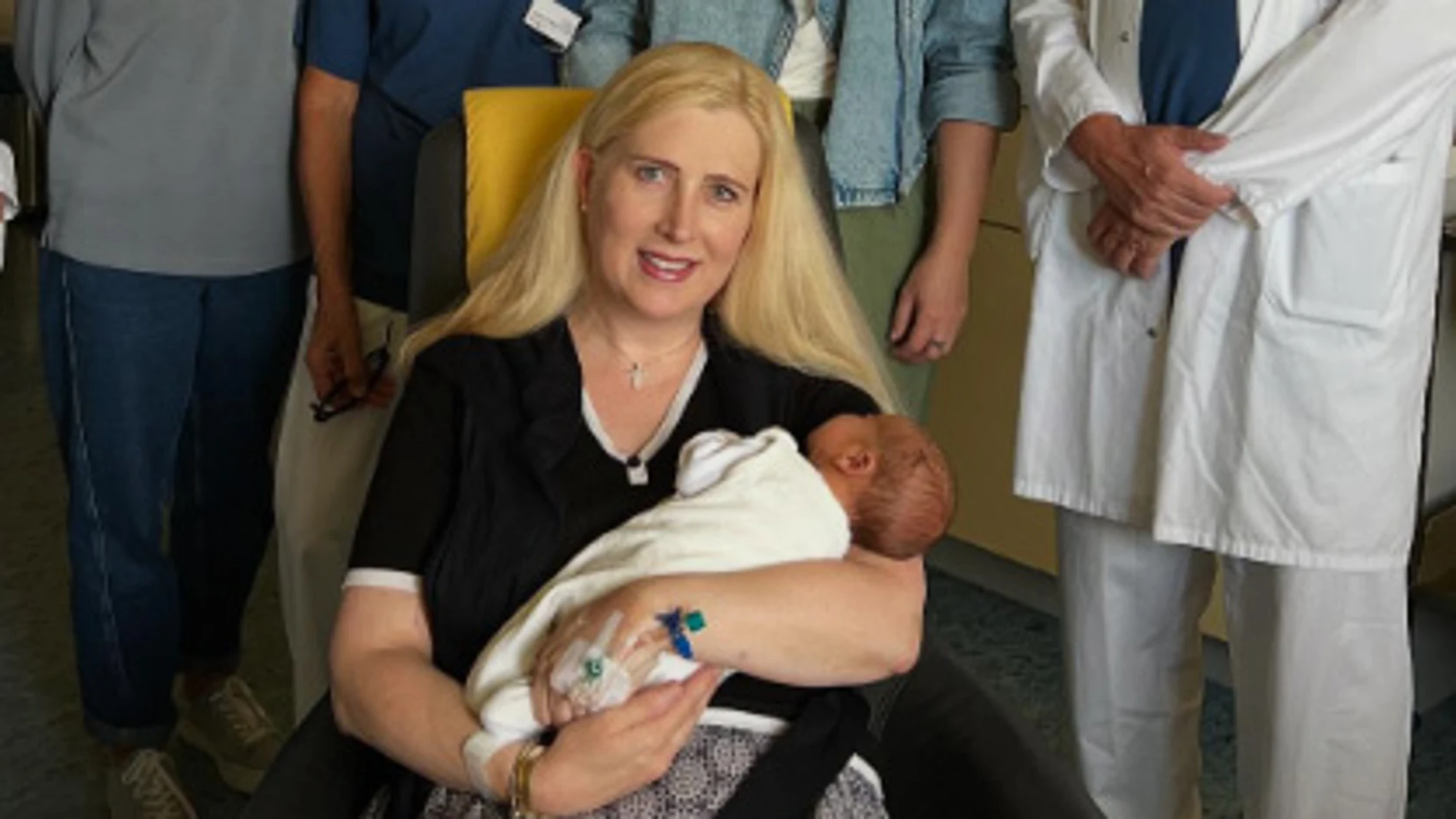 La princesa alemana Josefa von Hohenzollern con su hijo Leopold en brazos