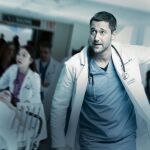 Tiene a Ryan Eggold como protagonista