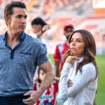 Eva Longoria, Rob McElhenney y Ryan Reynolds (ausente en la foto) buscan repetir el impacto mediático del Wrexham AFC en Reino Unido