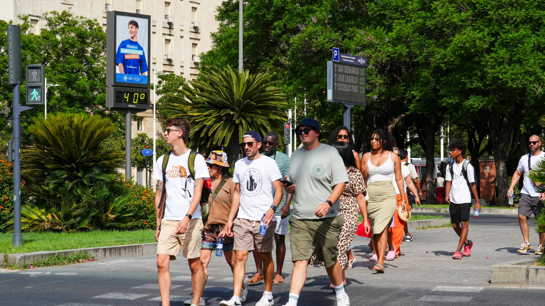 Peatones por la capital andaluza en plena ola de calor. A 4 de agosto de 2025 en Sevilla, Andalucía (España). La ciudad de Sevilla experimenta una fuerte ola de calor con máximas que rondan los 40 °C durante las horas centrales del día. La sensación térmica también será muy elevada, alcanzando los 39 °C, lo que obliga a extremar precauciones para evitar golpes de calor y problemas de salud relacionados con las altas temperaturas. 04 AGOSTO 2025 Francisco J. Olmo / Europa Press 04/08/2025