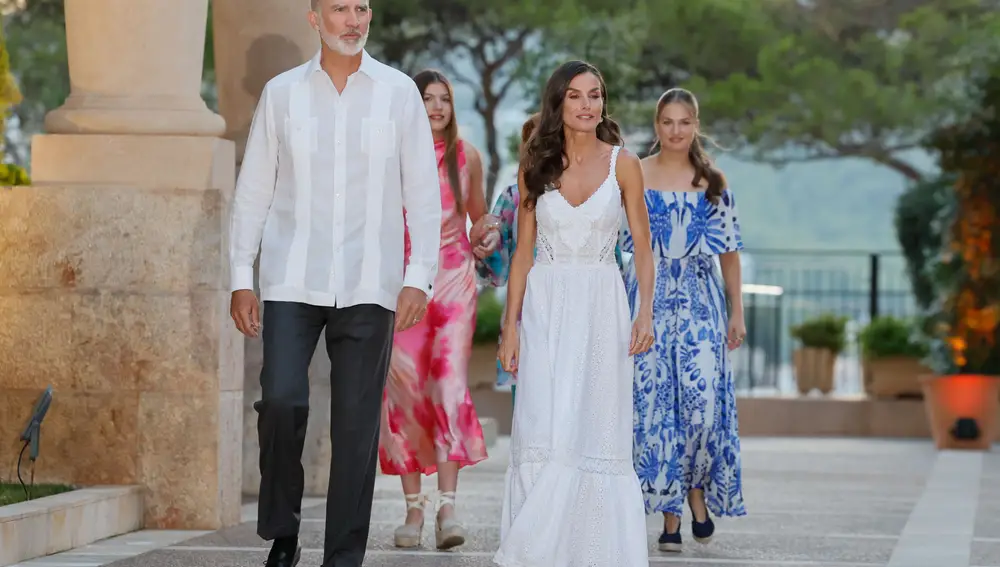 Los reyes Felipe VI y Letizia ofrecen la tradicional recepción a las autoridades de Baleares en Marivent