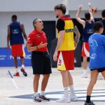 Scariolo dialoga con Juancho Hernangómez en un entrenamiento de la selección
