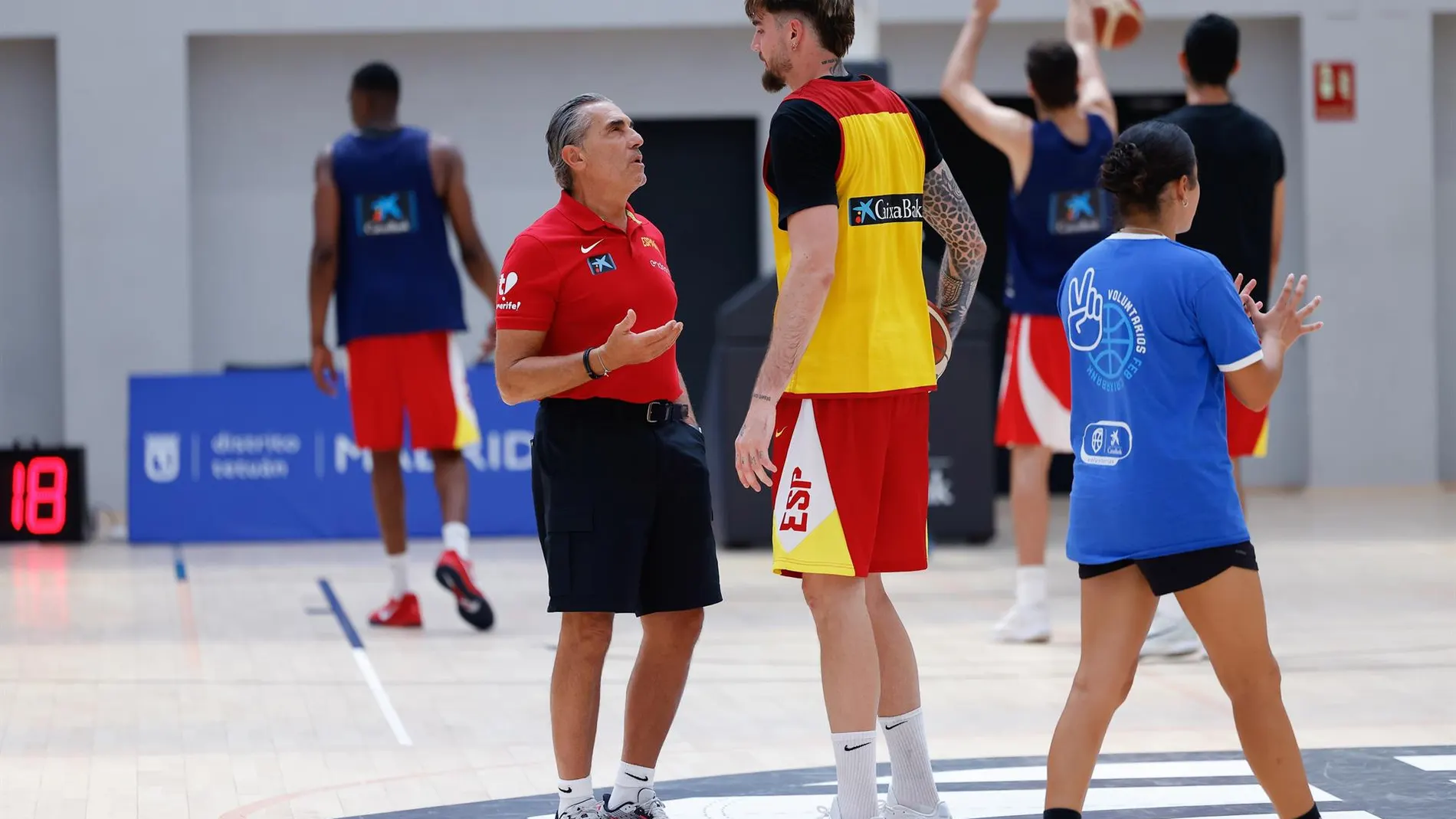 Scariolo dialoga con Juancho Hernangómez en un entrenamiento de la selección