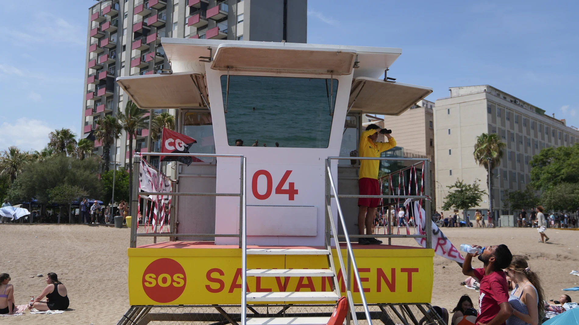 Puesto de salvamento en la playa, a 4 de agosto de 2025, en Barcelona, Catalunya (España). Desde el 1 de agosto de 2025 los socorristas de las playas de Barcelona mantienen una huelga indefinida, convocada por el sindicato CGT, en plena temporada alta del verano. La protesta está dirigida contra la empresa concesionaria del servicio, FCC Medio Ambiente, contratada por el Ayuntamiento de Barcelona, y denuncia una “precariedad absoluta” en las condiciones laborales tanto de socorristas como de ...