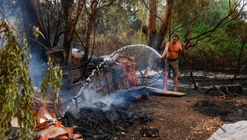 Evacuan un camping en Tarifa por un incendio en el paraje La Peña originado al arder una caravana