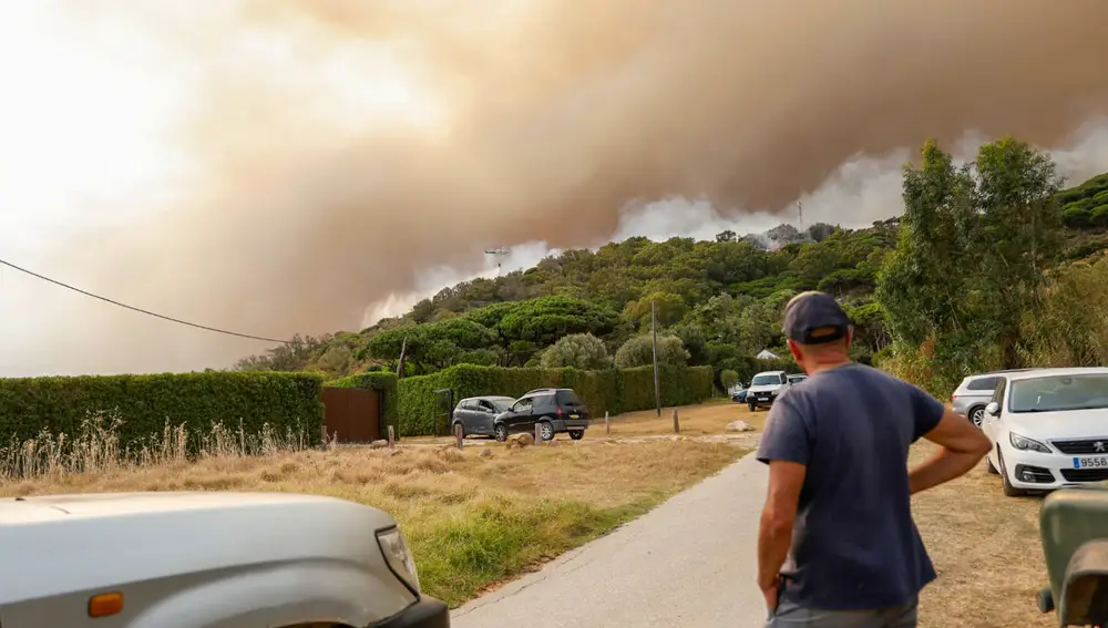 Evacuan un camping en Tarifa por un incendio en el paraje La Peña originado al arder una caravana