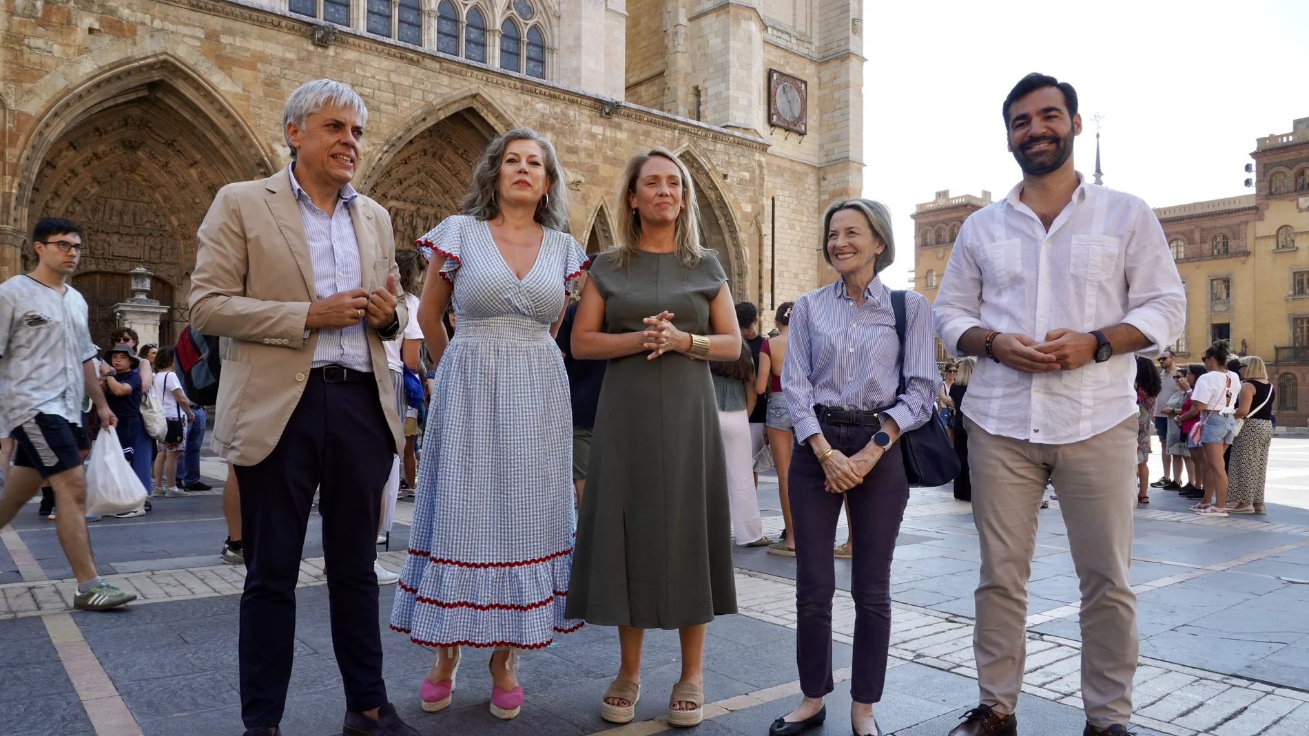 La vicesecretaria nacional de Coordinación Sectorial del PP, Alma Ezcurra, comparece para hablar de actualidad política durante su visita León acompañada del secretario provincial, Eduardo Diego, y el portavoz en el Ayuntamiento de la capital, David Fernández.