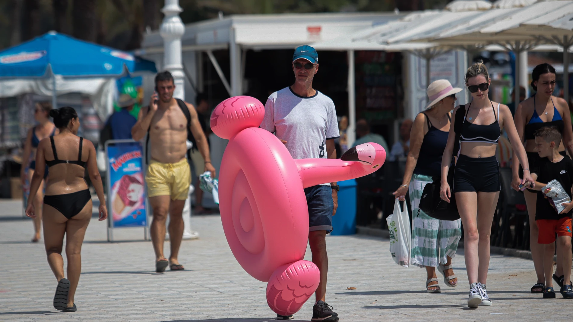 Un hombre sujeta una colchoneta, a 5 de agosto de 2025, en Vigo, Pontevedra, Galicia (España). La Agencia Estatal de Meteorología (Aemet) ha activado avisos naranjas y amarillos en más de 30 provincias por temperaturas extremas durante el inicio de la canícula, el periodo estadísticamente más cálido del año. En más de la mitad del país se podrían alcanzar temperaturas extremas debido a una dorsal anticiclónica que ha generado cielos despejados y una masa de aire cálido que se intensifica pro...