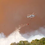 Evacuan un camping en Tarifa por un incendio en el paraje La Peña originado al arder una caravana