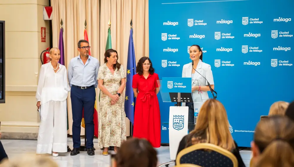 La concejala delegada de Comercio, Vía Pública y Fomento de la Actividad Empresarial, Elisa Pérez de Siles, informa de la 'Pasarela Fashion Week 2025'
