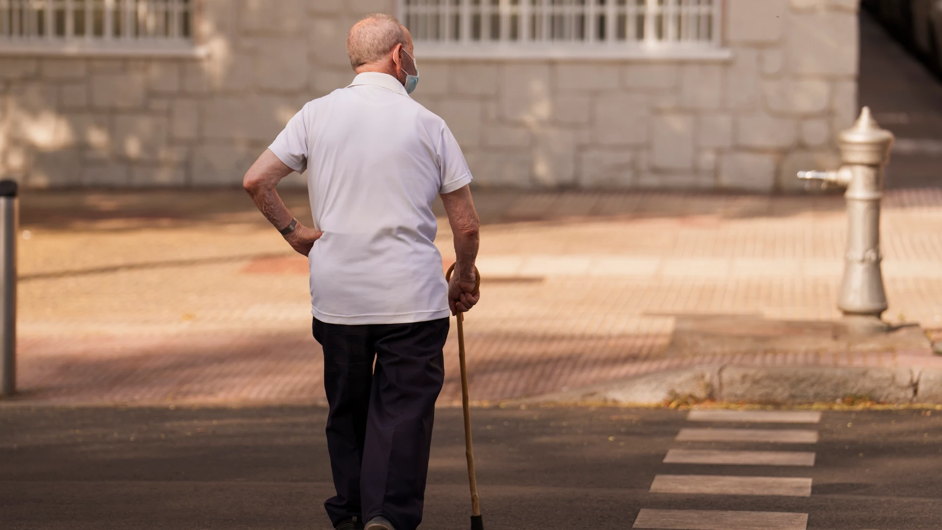 Personas mayores en plena ola de calor en Madrid