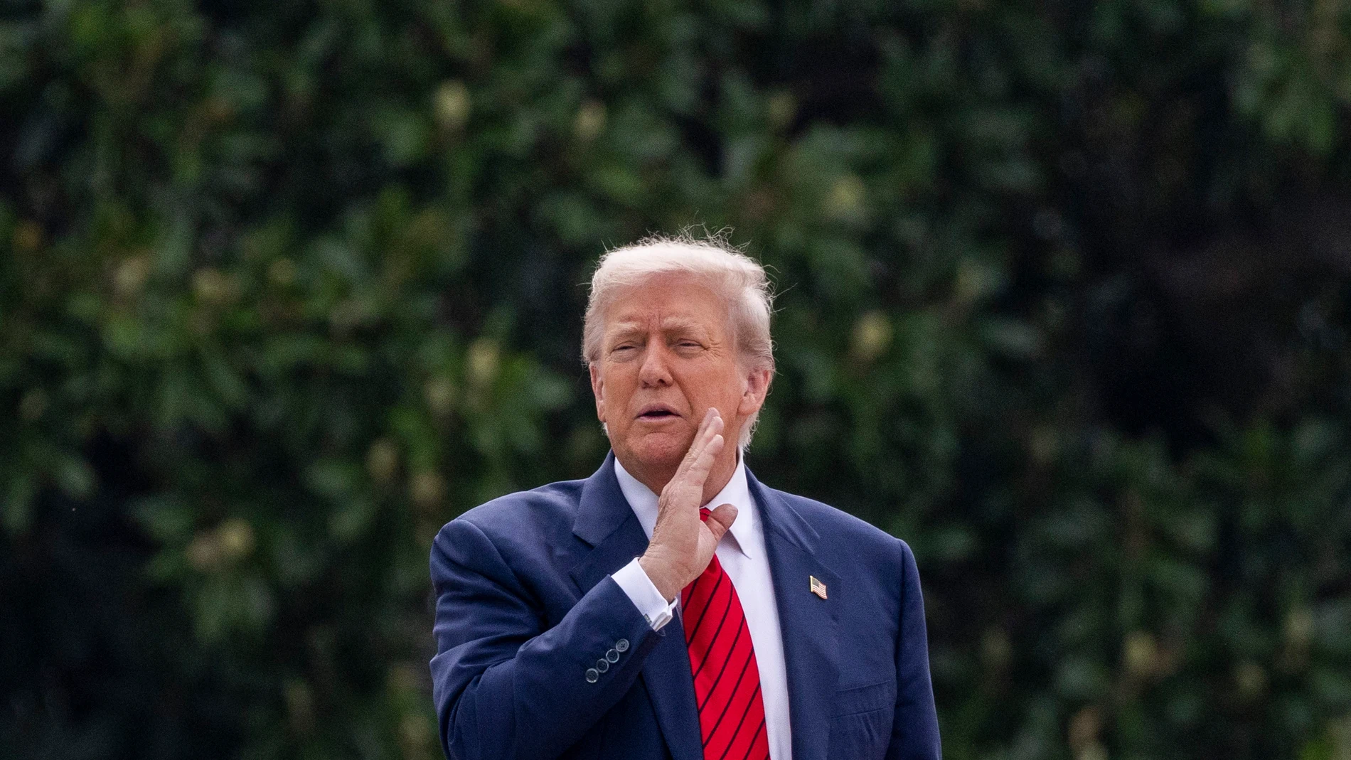 WASHINGTON (United States), 05/08/2025.- US President Donald J. Trump responds to a question from the news media as he tours the roof at the White House in Washington, DC, USA, 05 August 2025. President Trump has announced the construction of a new ballroom addition of approximately 90,000 total square feet of ornately designed and carefully crafted space, with a seated capacity of 650 people. EFE/EPA/SHAWN THEW