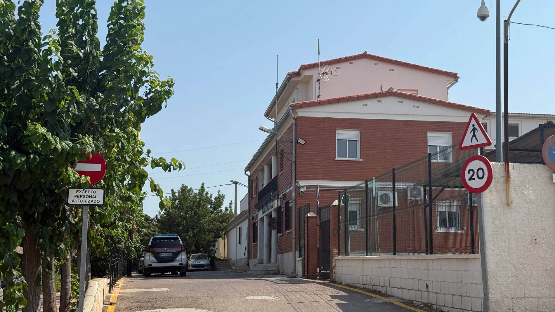 LLÍRIA (VALÈNCIA), 05/08/2025.- Acuartelamiento de la Guardia Civil en la localidad de Llíria (Valencia) donde agentes de este cuerpo han detenido a un hombre de 57 años por encerrar y violar a su pareja en su domicilio durante 12 días y someterla a un control constante para impedir su huida. EFE/Raquel Segura