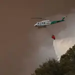 Medios aéreos trabajando en el incendio de Tarifa