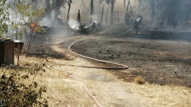 MADRID.-Sucesos.- Extinguido un incendio declarado en una parcela de Collado Villalba que se salda con un bombero intoxicado