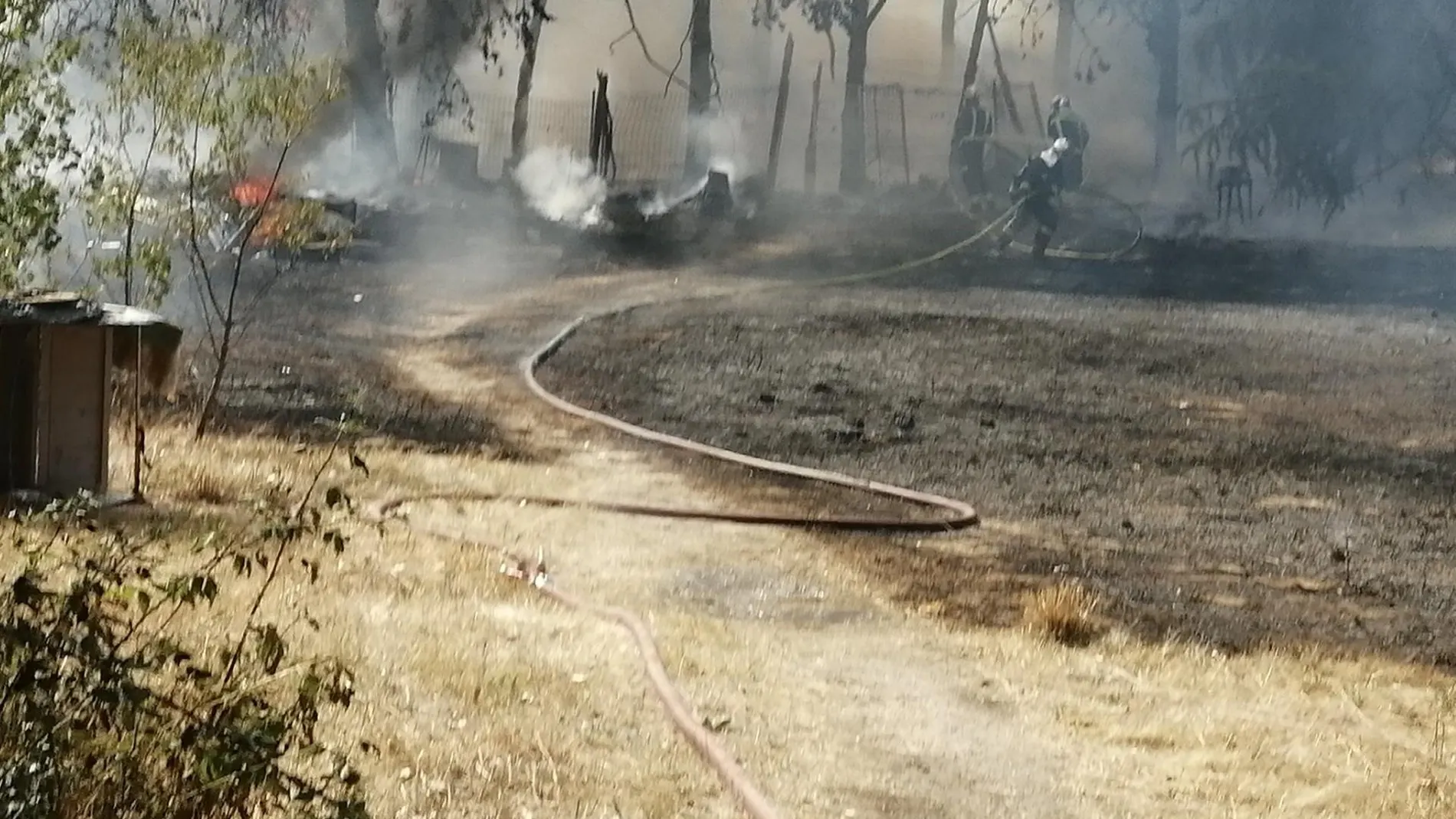 MADRID.-Sucesos.- Extinguido un incendio declarado en una parcela de Collado Villalba que se salda con un bombero intoxicado