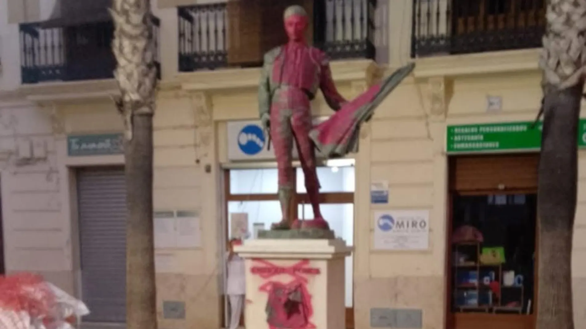 La estatua del torero Enrique Ponce en su localidad natal, Chiva, vandalizada con pintura