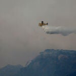 Un incendio en Tarifa (Cádiz) provoca el corte de la N-340 y el desalojo de un campin
