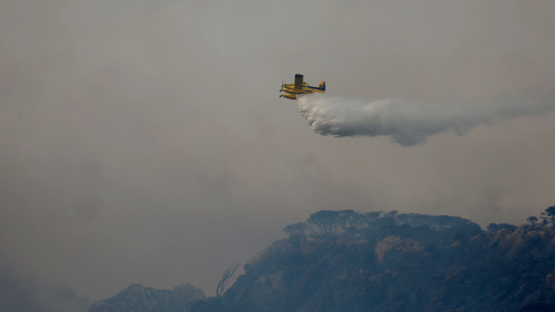 TARIFA (CÁDIZ), 05/08/2025.- Un incendio forestal declarado en el paraje de La Peña, en Tarifa (Cádiz), ha provocado el corte de la N-340 en ambos sentidos cerca de un campin que está siendo desalojado. Según han informado fuentes del Consorcio Provincial de Bomberos de Cádiz, el incendio se ha originado en torno a las 15.00 horas en una autocaravana situada en una zona de cámpines. El incendio ha obligado a cortar la circulación entre los kilómetros 71 al 80 de la N-340, en ambos sentidos. E...