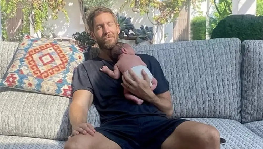 Calvin Harris presenta a su hijo, el pequeño Micah