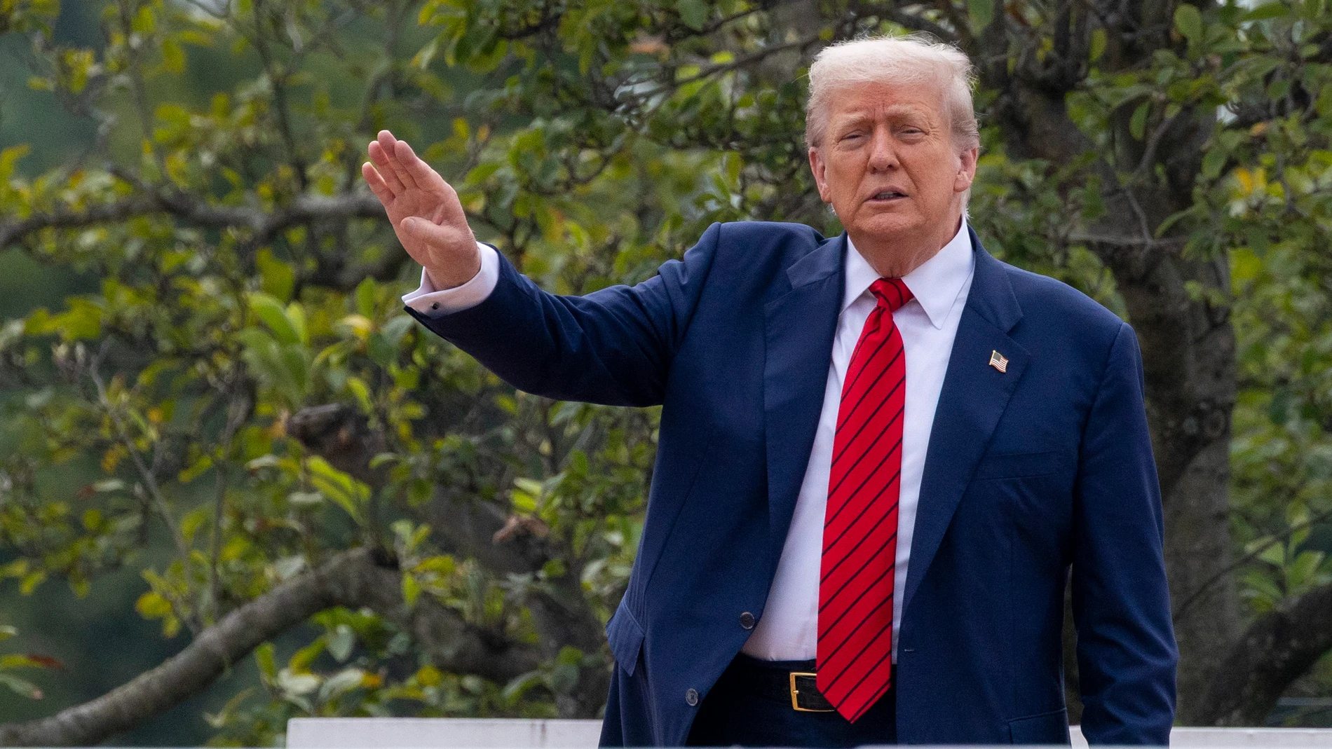 WASHINGTON (United States), 05/08/2025.- US President Donald J. Trump responds to a question from the news media as he tours the roof at the White House in Washington, DC, USA, 05 August 2025. President Trump has announced the construction of a new ballroom addition of approximately 90,000 total square feet of ornately designed and carefully crafted space, with a seated capacity of 650 people. EFE/EPA/SHAWN THEW