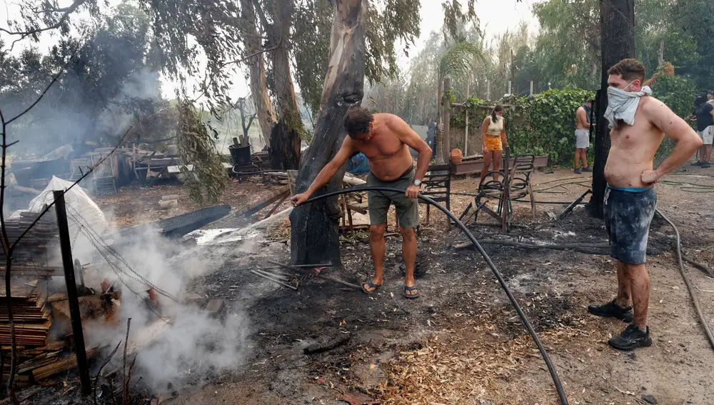 Un incendio en Tarifa (Cádiz) provoca el corte de la N-340 y el desalojo de un campin