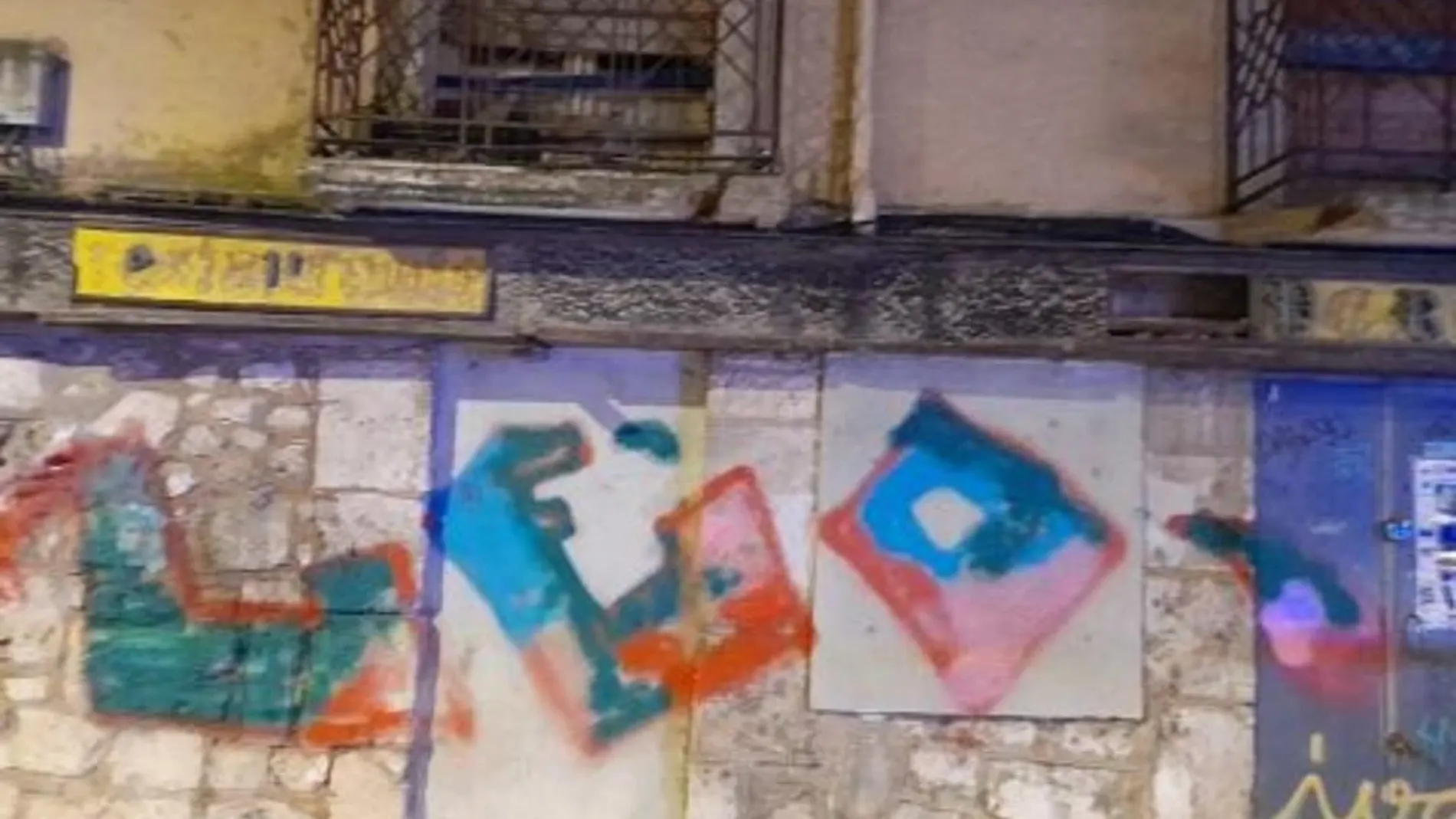 Un joven de 26 años fue pillado "in fraganti" por agentes de la Unidad de Respuesta Rápida de la Policía Local de Burgos realizando graffitis en el Distrito Sur