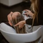 ¿Cuánto propina deberías dejar en la peluquería? 