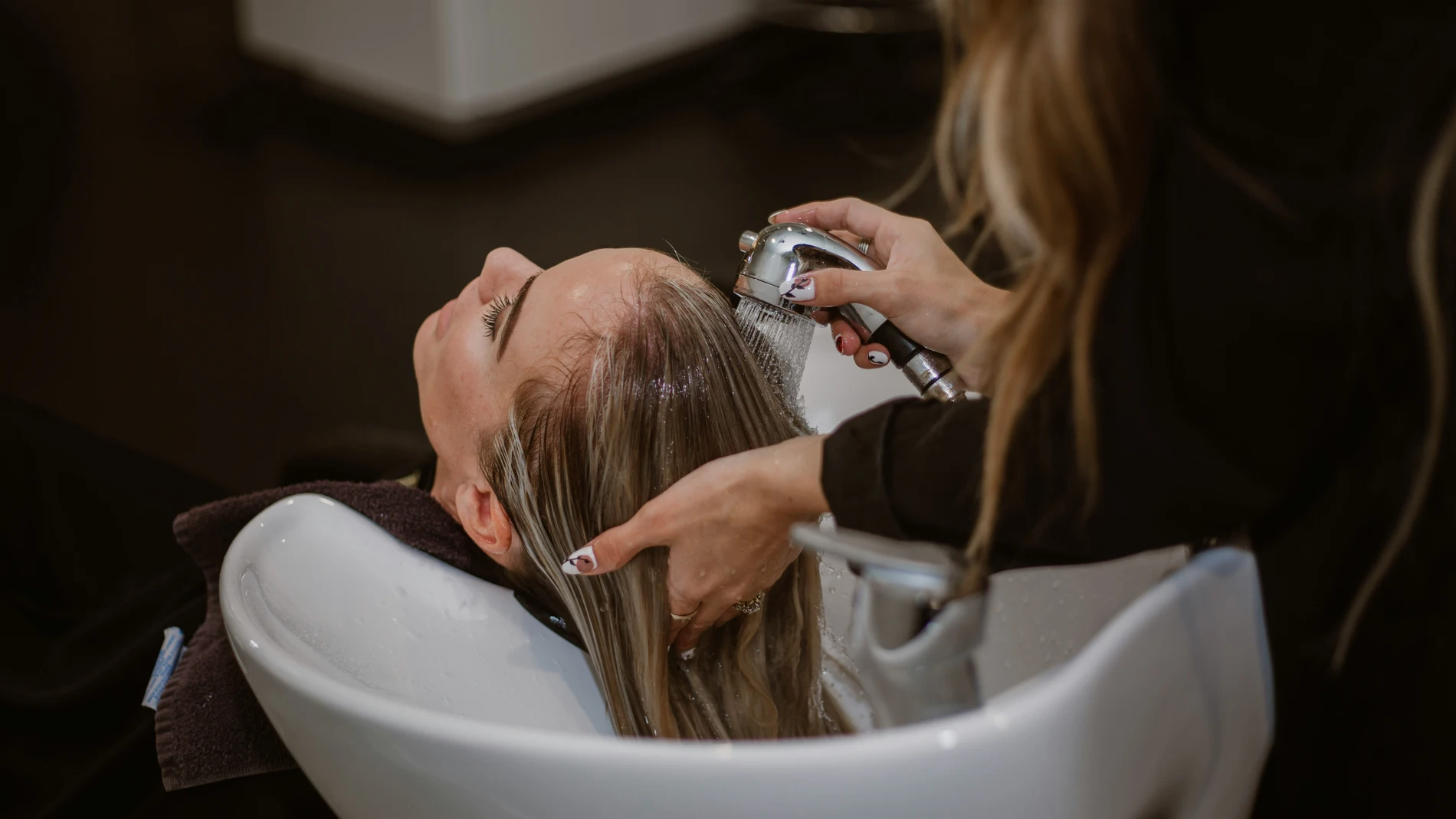 ¿Cuánto propina deberías dejar en la peluquería?