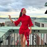 Influencer con outfit de color rojo.
