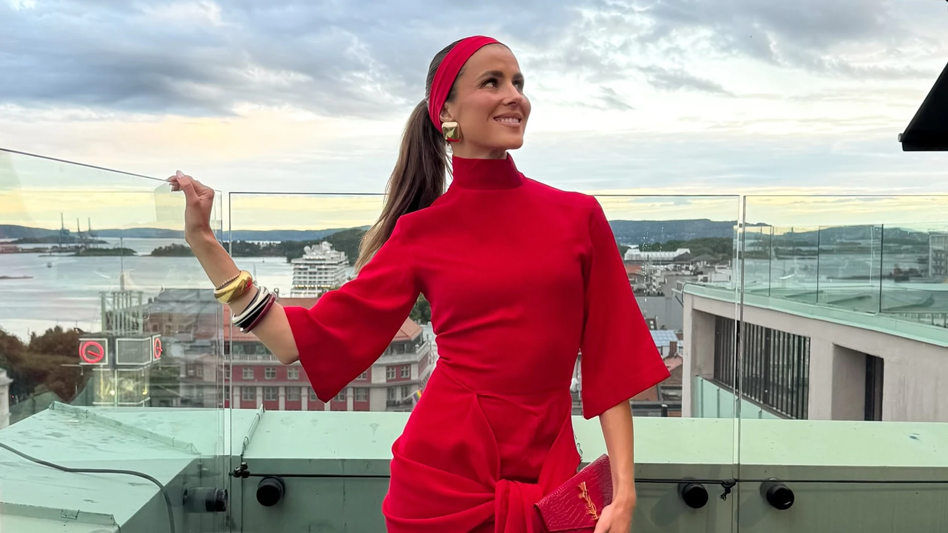 Influencer con outfit de color rojo.