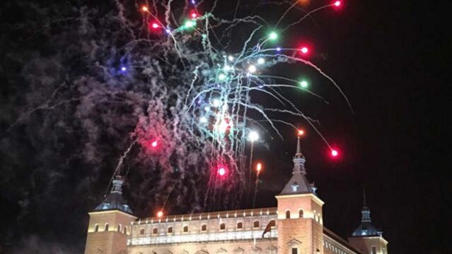 El Alcázar de Toledo con fuegos de artificiales de fondo