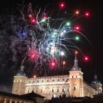El Alcázar de Toledo con fuegos de artificiales de fondo