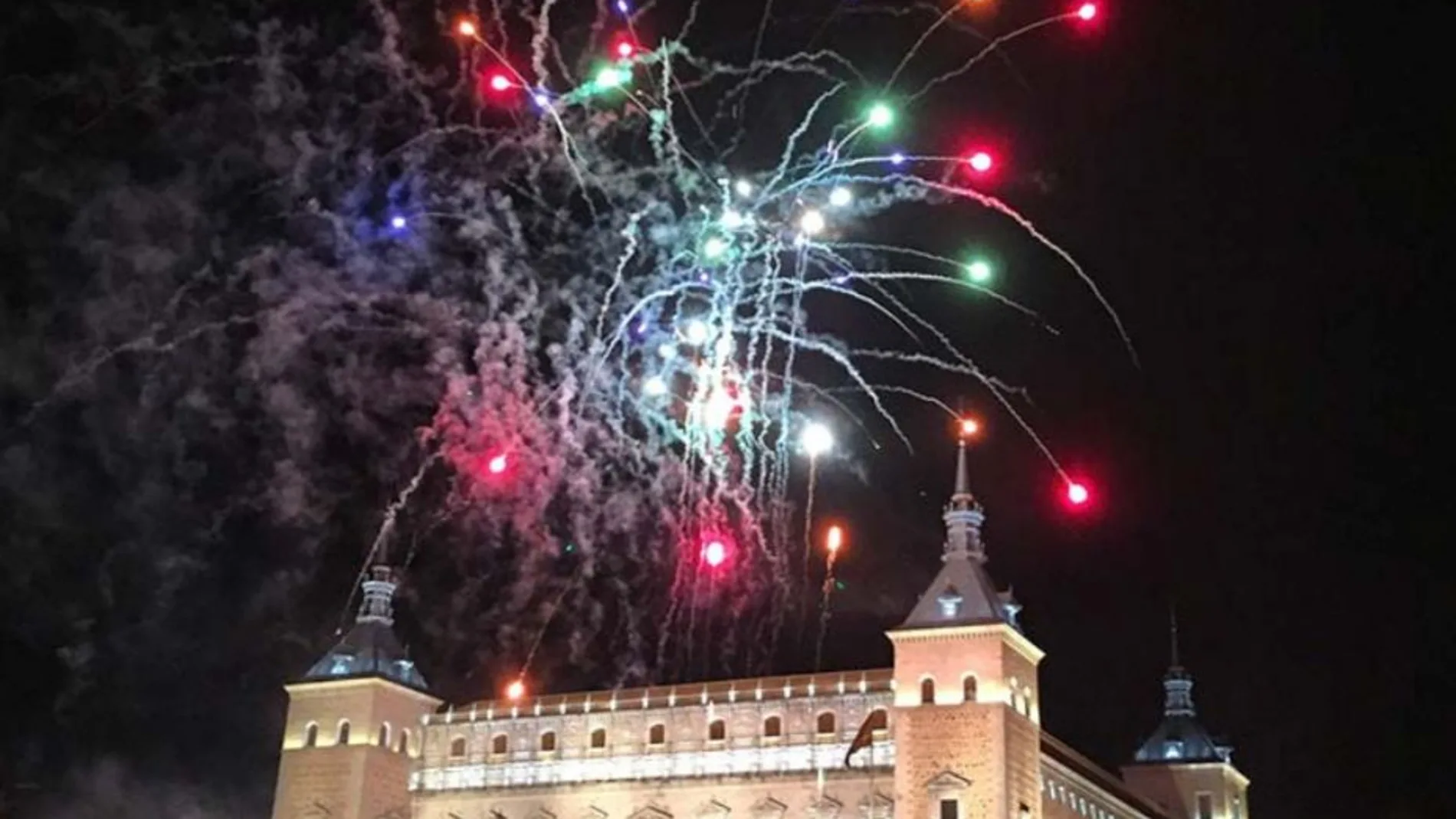 El Alcázar de Toledo con fuegos de artificiales de fondo