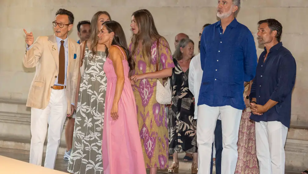 Los Reyes y sus hijas visitan la exposición de Joan Miró en La Lonja de Palma