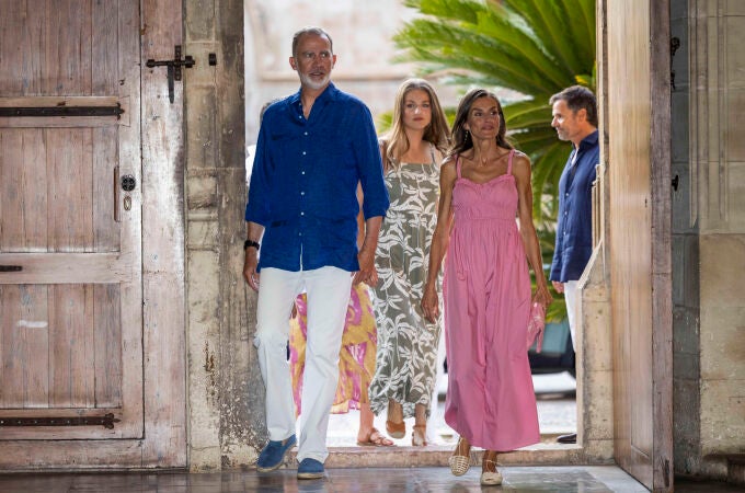 Los Reyes y sus hijas visitan la exposición de Joan Miró en La Lonja de Palma