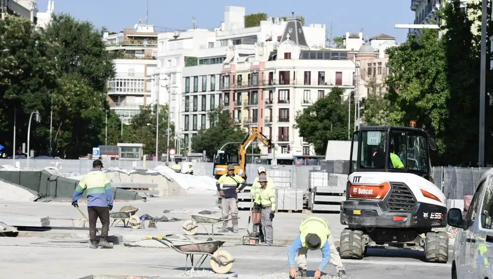 Operarios, esta mañana, trabajando en la plaza