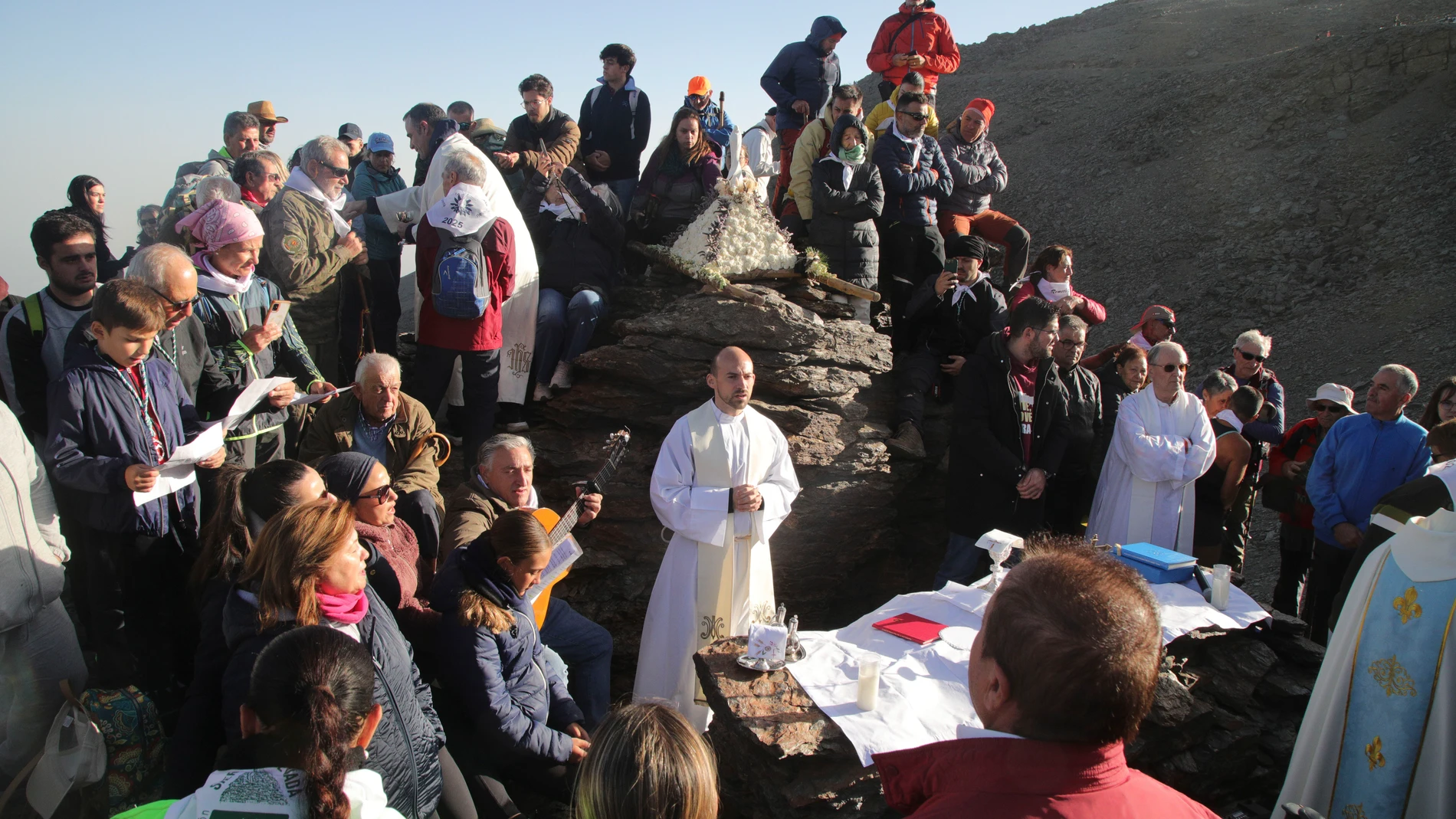 GRANADA, 05/08/2025.-Decenas de persona participan desde la madrugada en la romería a mayor altitud del país, la de la Virgen de las Nieves, una tradición centenaria que comienza en Pradollano y que incluye el ascenso hasta más de 3.200 metros para ver cómo los primeros rayos de sol iluminan la imagen de la Virgen.-EFE/ Pepe Torres