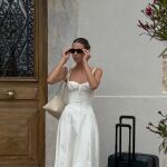 Influencer preparada para viajar en avión.