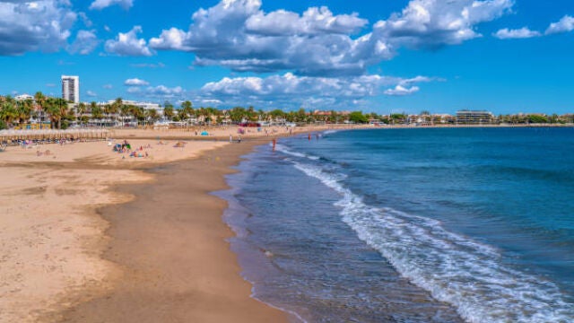 Una pareja descubre un cuerpo flotando mientras iban en paddleboard: el cadáver estaba lastrado con una bolsa llena de piedras