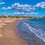 Una pareja descubre un cuerpo flotando mientras iban en paddleboard: el cadáver estaba lastrado con una bolsa llena de piedras