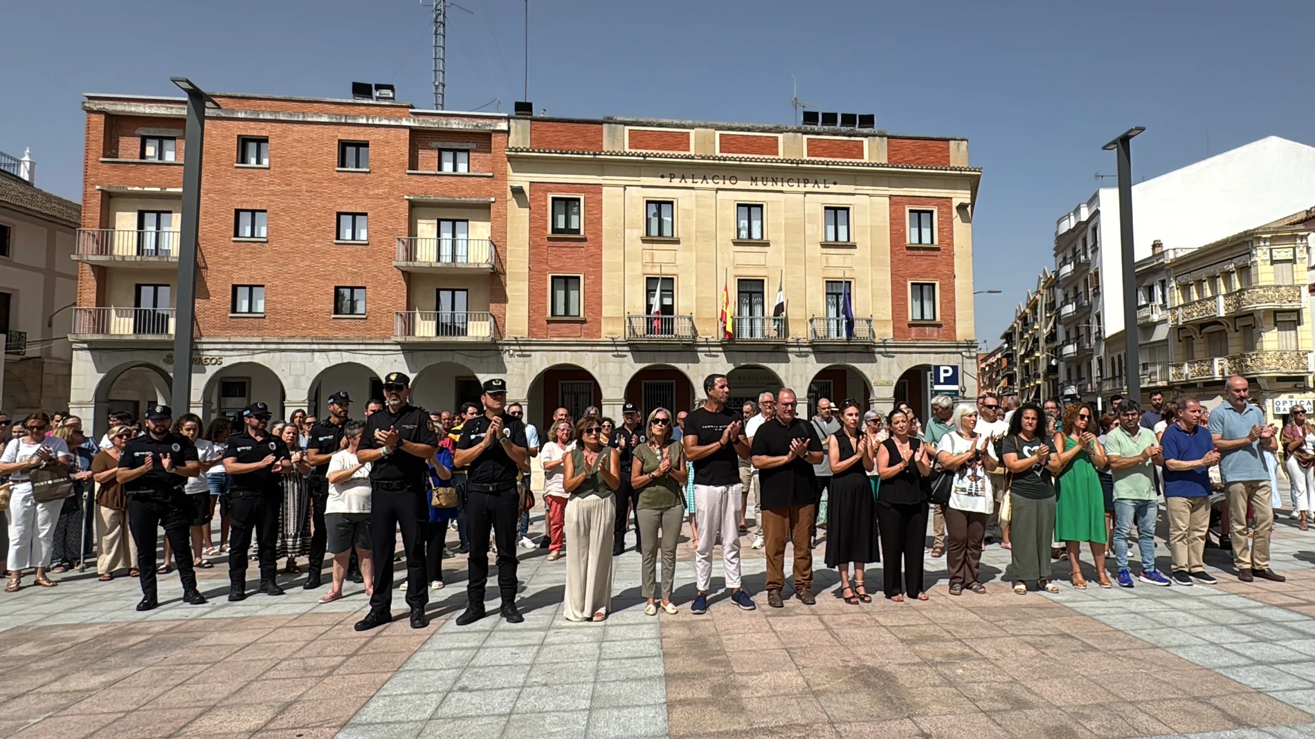 DON BENITO (BADAJOZ), 05/08/2025.- Minuto de silencio en memoria de la mujer asesinada, presuntamente a manos de su pareja, en Don Benito, la segunda víctima mortal de esta lacra este año en Extremadura. EFE/ Samuel Sánchez