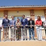 Suárez-Quiñones, Conrado Íscar y María Pardo junto a los alcaldes de Villabáñez, Campaspero, Vega de Valdetronco y Fombellida, tras firmar el acuerdo