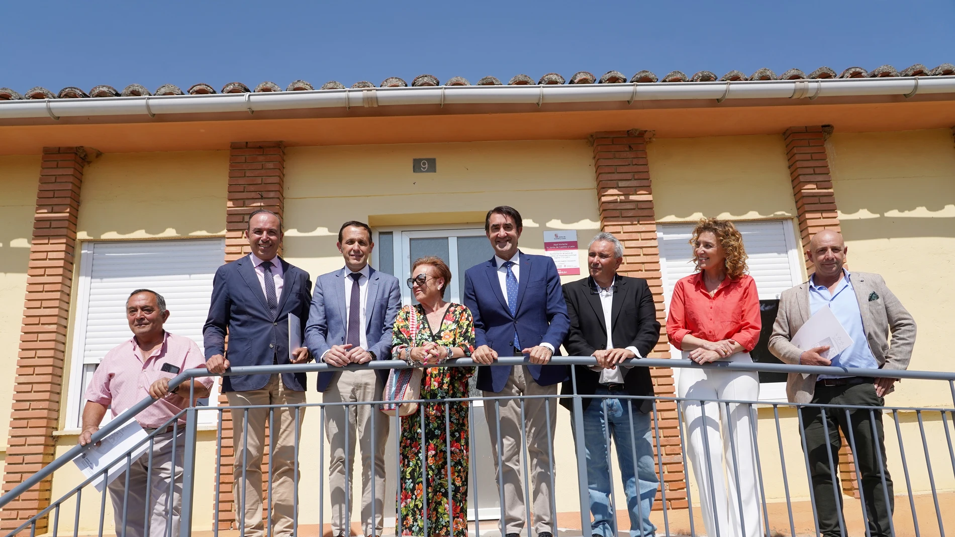 Suárez-Quiñones, Conrado Íscar y María Pardo junto a los alcaldes de Villabáñez, Campaspero, Vega de Valdetronco y Fombellida, tras firmar el acuerdo