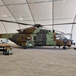 El interior del Hangar para el mantenimiento y aparcamiento de los aparatos que componen la Unidad de Helicópteros en la Base Aérea de Malacky, en Kuchyna (Eslovaquia