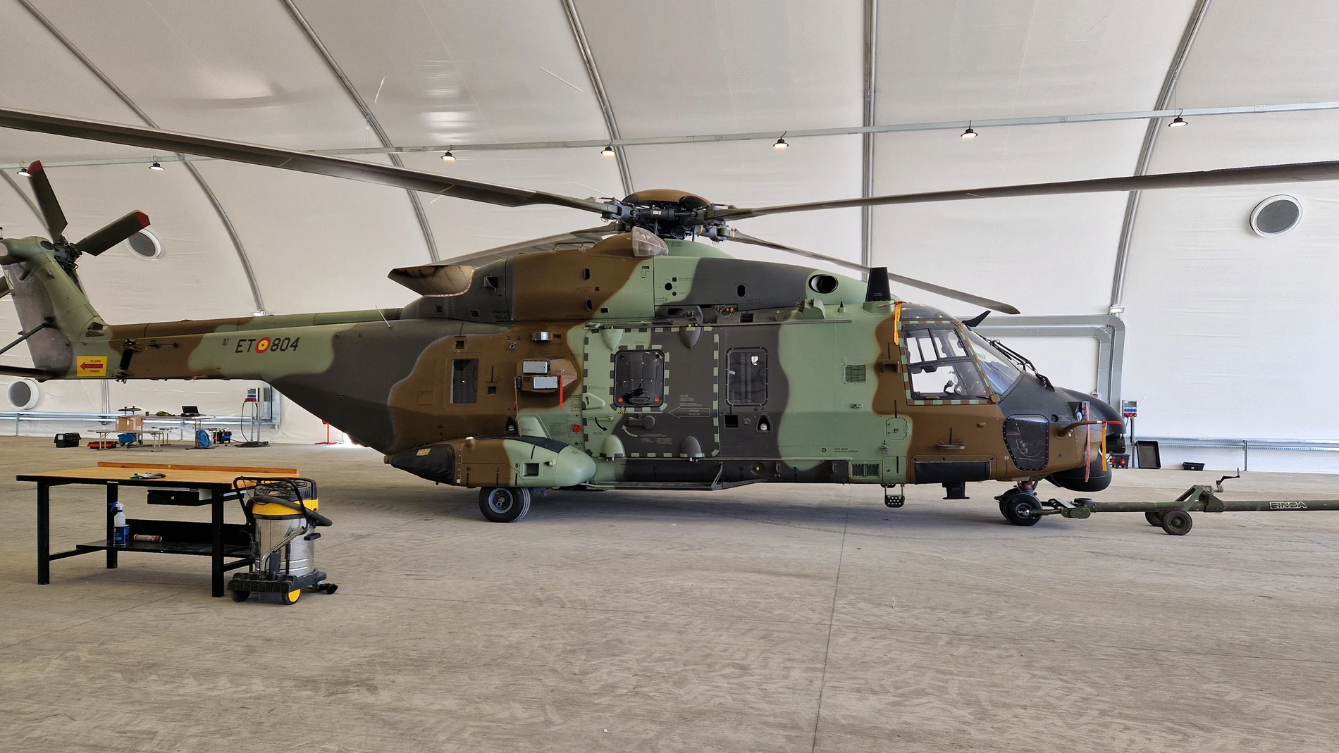 El interior del Hangar para el mantenimiento y aparcamiento de los aparatos que componen la Unidad de Helicópteros en la Base Aérea de Malacky, en Kuchyna (Eslovaquia