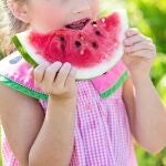 Niña comiendo sandía 