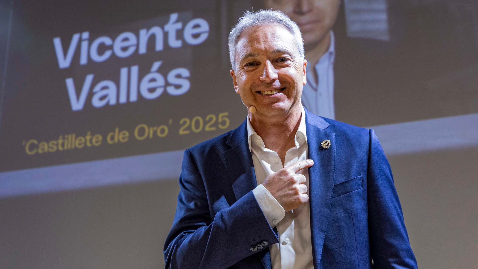 LA UNIÓN, (MURCIA), 05/08/2025.- El periodista Vicente Vallés muestra el Castillete de Oro que le ha concedido la Fundación Cante de Las Minas 2025, en el marco de la 64 edición del Festival Internacional del Cante de las Minas de La Unión, este martes en el Museo Minero de La Unión. EFE/Marcial Guillén